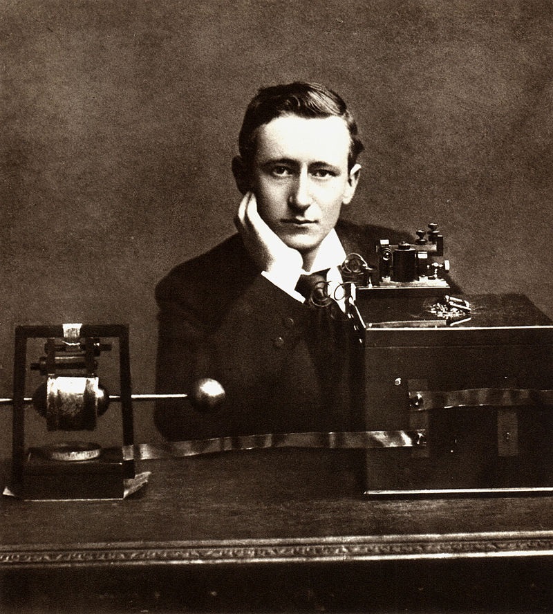 Guglielmo_Marconi_posing