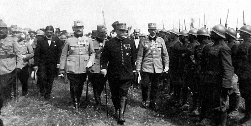 800px-Marshal_Joffre_inspecting_Romanian_troops_during_WWI