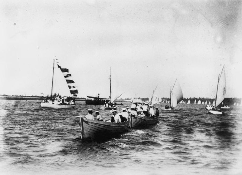 800px-StateLibQld_1_65195_Sailing_on_the_Brisbane_River,_Brisbane,_1900-1910