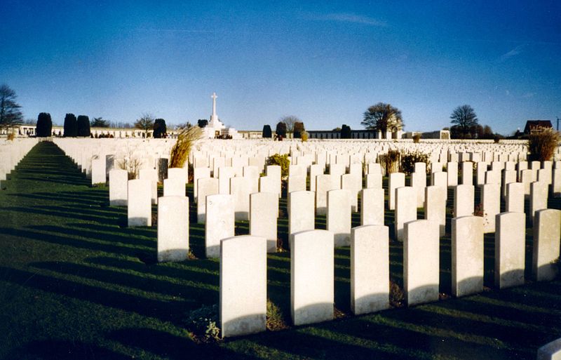 800px-Tyne_Cot_Cemetery_at_dusk_-_Redvers