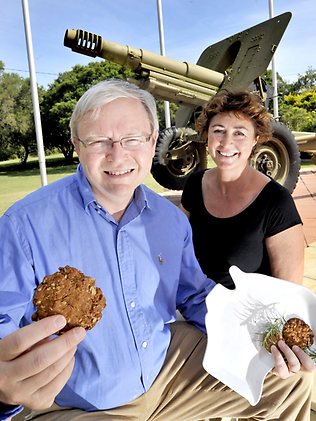 977872-kevin-rudd-and-anzac-biscuit