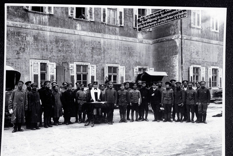 Jewish_Chaplain_of_the_Austro-Hungarian_Army_Conducts_Services_for_Jewish_Russian_Prisoners_(4821598964)