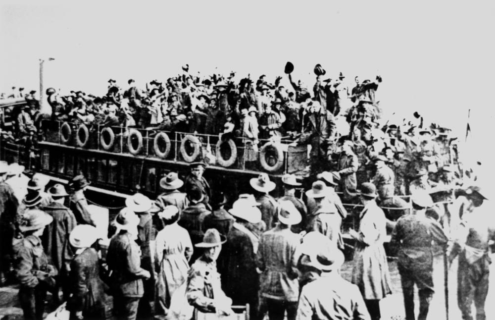 StateLibQld_2_119596_Australians_leaving_London_on_a_Thames_steamer_during_World_War_I
